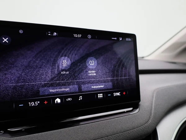 Škoda Enyaq iV (2023) — foto 13 van 43