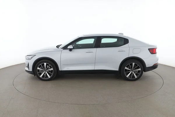 Polestar 2 (2022) — foto 9 van 16