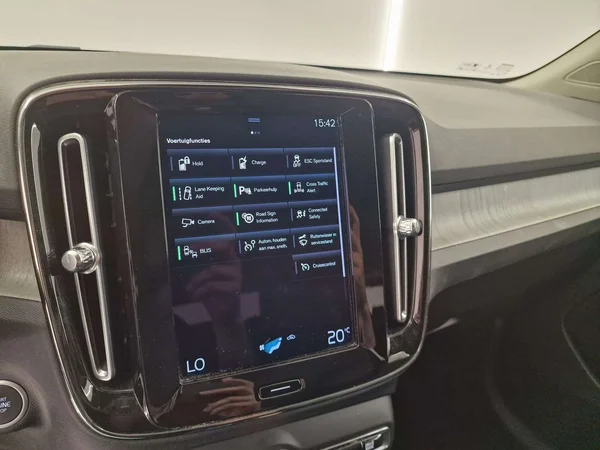 Volvo XC40 (2021) — foto 2 van 16