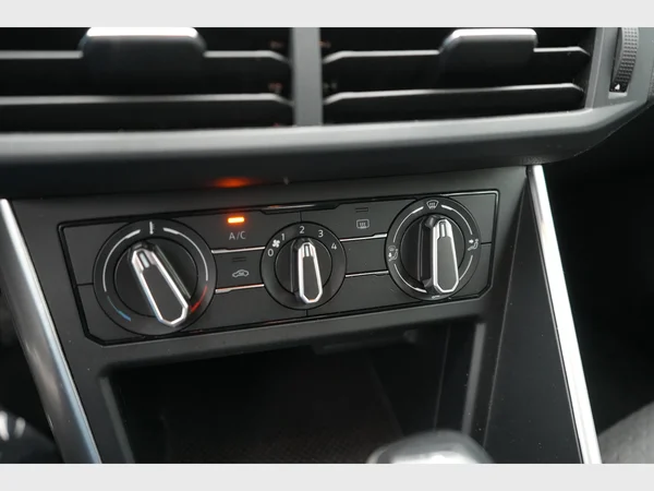 VOLKSWAGEN Polo (2023) — foto 2 van 25