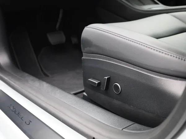 Tesla Model 3 (2023) — foto 27 van 44