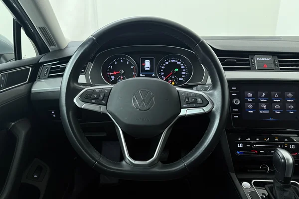 Volkswagen Passat SW (2023) — foto 2 van 17