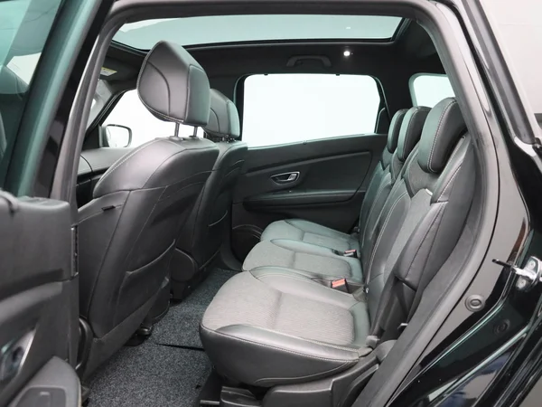 Renault Grand Scénic (2023) — foto 2 van 39