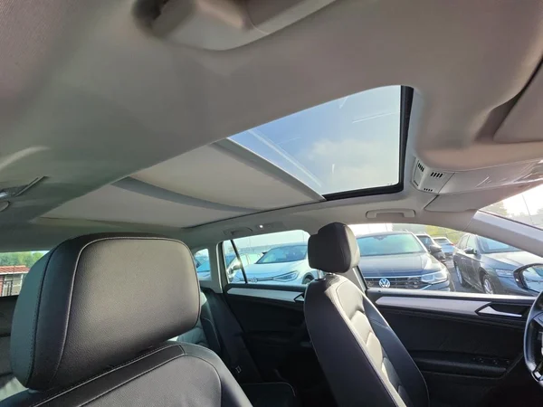 VOLKSWAGEN Tiguan (2019) — foto 13 van 24