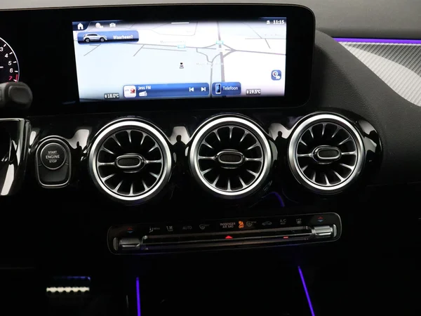 Mercedes-Benz GLA (2024) — foto 9 van 33