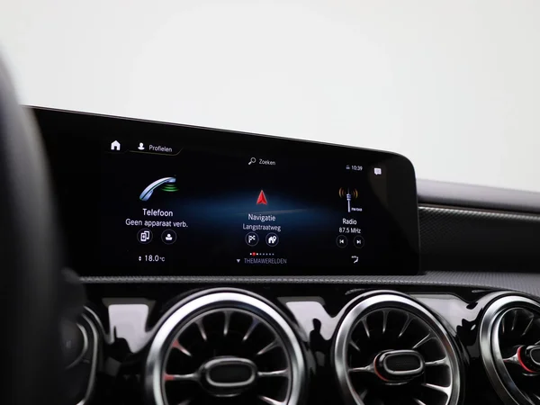Mercedes-Benz CLA (2022) — foto 8 van 53