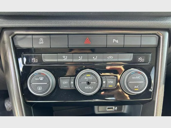 Volkswagen T-Roc (2018) — foto 8 van 26