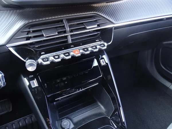 Peugeot e-2008 (2025) — foto 6 van 18