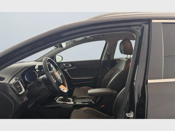 Kia XCEED (2023) — foto 25 van 25