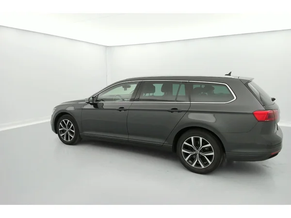 VOLKSWAGEN Passat Variant (2024) — foto 35 van 36