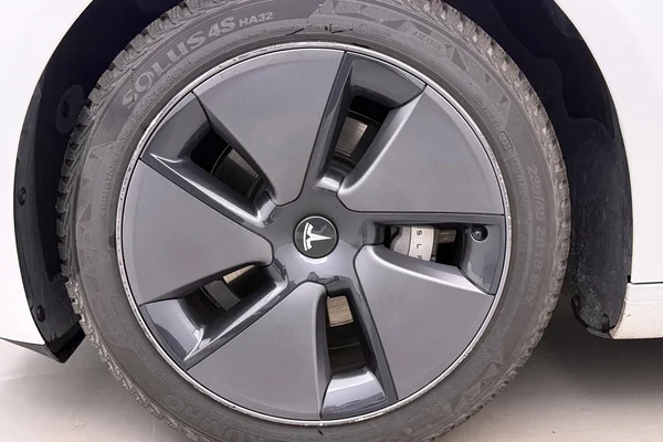 Tesla Model 3 (2023) — foto 37 van 44