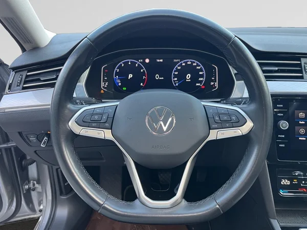 VOLKSWAGEN Passat SW (2022) — foto 11 van 21