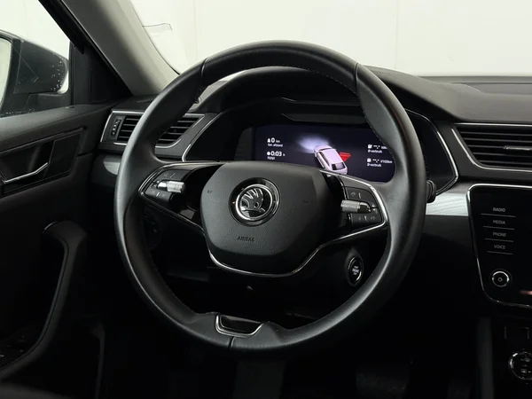 SKODA Superb (2022) — foto 14 van 31