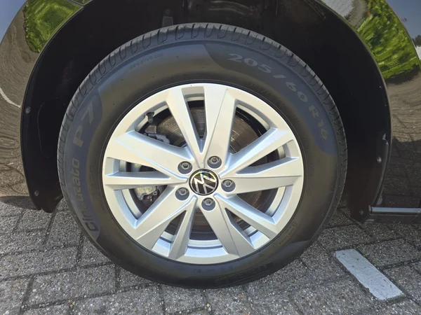 VOLKSWAGEN Touran (2025) — foto 10 van 20
