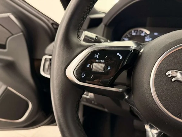 Jaguar XE (2020) — foto 11 van 20
