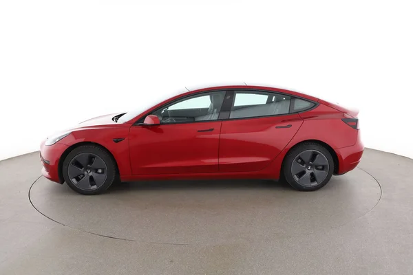 Tesla Model (2021) — foto 9 van 16