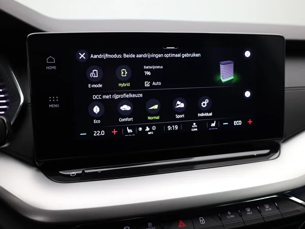 SKODA Octavia Combi PHEV (2024) — foto 6 van 21