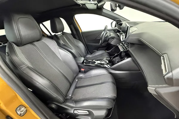 Peugeot E-208 (2021) — foto 10 van 36