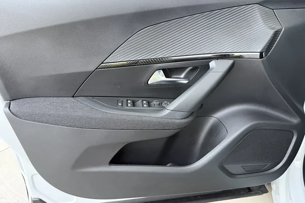 Peugeot 2008 (2025) — foto 8 van 17