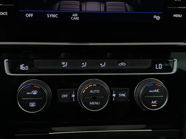VOLKSWAGEN Golf (2018) — foto 17 van 27