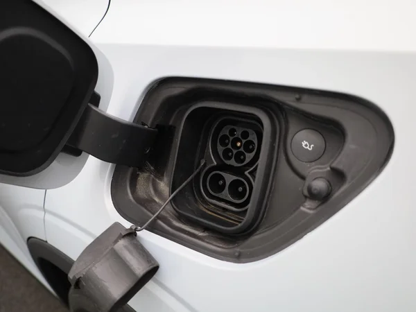 Polestar 2 (2022) — foto 26 van 40