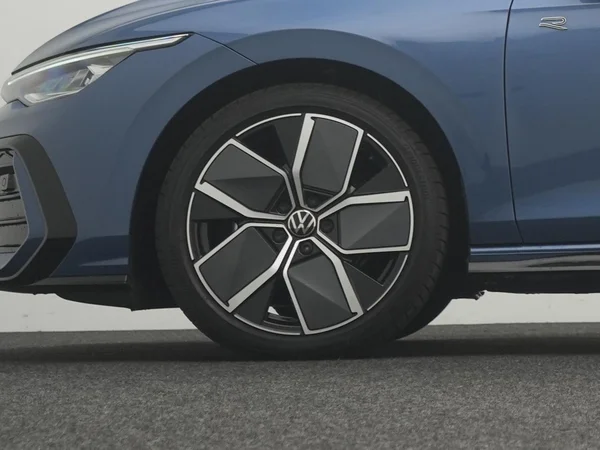 VOLKSWAGEN Golf VIII (2026) — foto 2 van 10