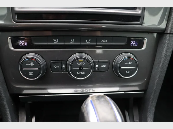 VOLKSWAGEN e-Golf (2016) — foto 15 van 24