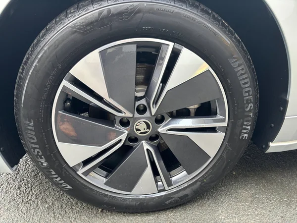 SKODA Enyaq Coupé (2024) — foto 4 van 24