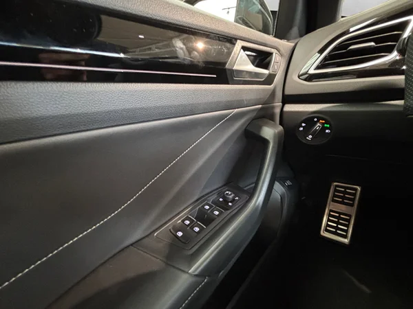 VOLKSWAGEN T-Roc (2025) — foto 4 van 16