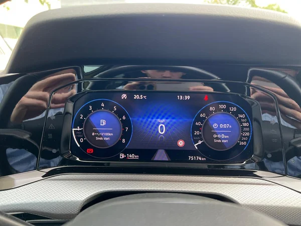 VOLKSWAGEN Golf VIII (2022) — foto 16 van 24