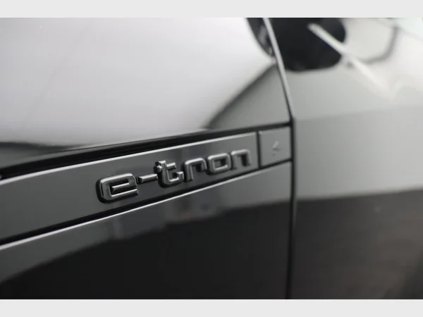 AUDI Q8 e-tron Sportback (2023) — foto 2 van 28
