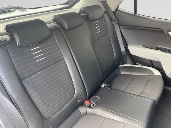 KIA Stonic (2024) — foto 8 van 20