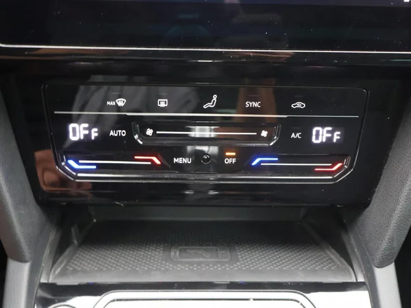 VOLKSWAGEN Passat Variant GTE (2022) — foto 9 van 30