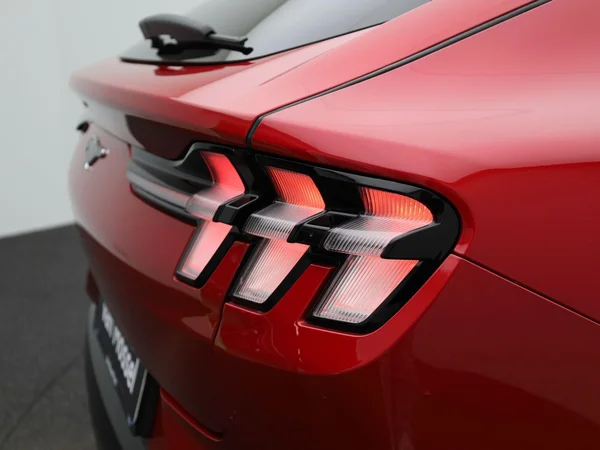 Ford Mustang Mach-E (2021) — foto 31 van 46
