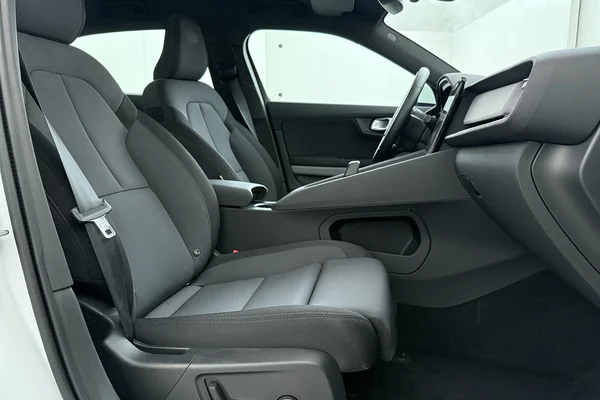 POLESTAR Polestar 2 (2023) — foto 19 van 21