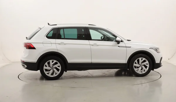 Volkswagen Tiguan (2022) — foto 17 van 20