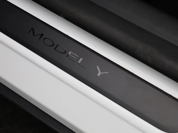 Tesla Model Y (2024) — foto 30 van 46
