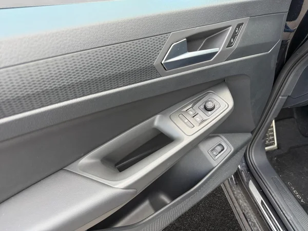 VOLKSWAGEN Caddy eHybrid (PHEV) (2026) — foto 2 van 16