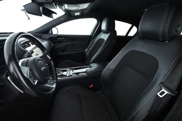 Jaguar XE (2019) — foto 16 van 16