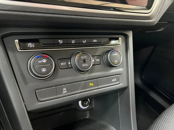 VOLKSWAGEN Touran (2019) — foto 13 van 20