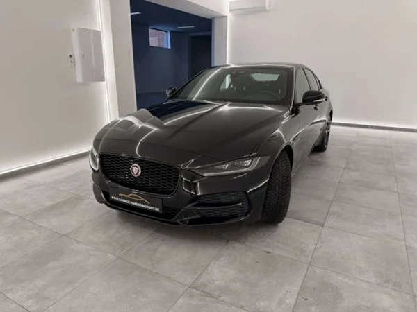 Jaguar XE (2020) — foto 15 van 20