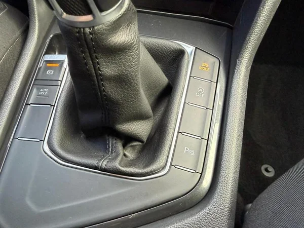 VOLKSWAGEN Tiguan (2018) — foto 28 van 34