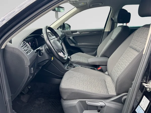 VOLKSWAGEN Tiguan (2021) — foto 13 van 17