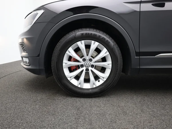 VOLKSWAGEN Tiguan (2019) — foto 11 van 20
