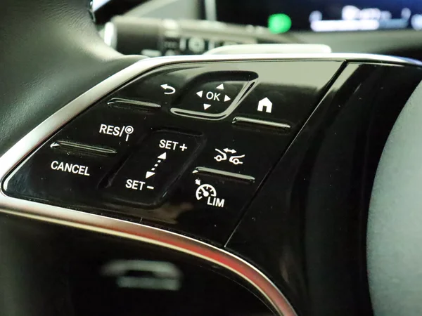 MERCEDES E 220 (2024) — foto 9 van 30