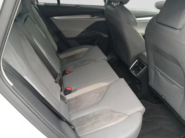SKODA Enyaq (2024) — foto 9 van 19
