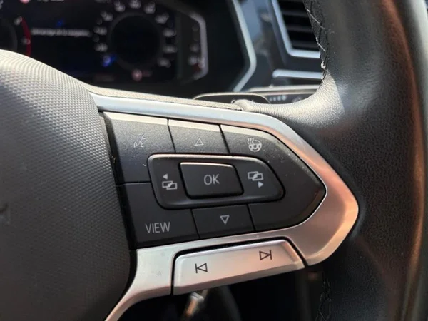 VOLKSWAGEN Tiguan (2022) — foto 14 van 31