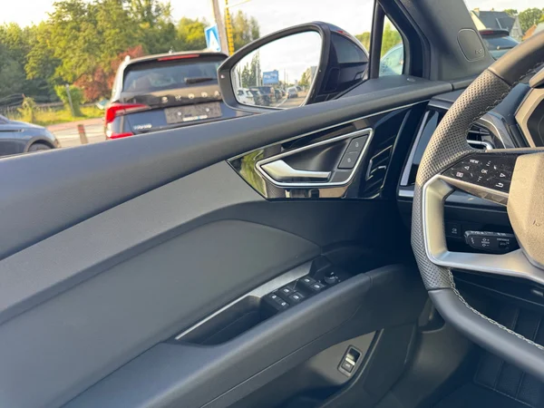 AUDI Q4 Sportback e-tron (2025) — foto 16 van 24