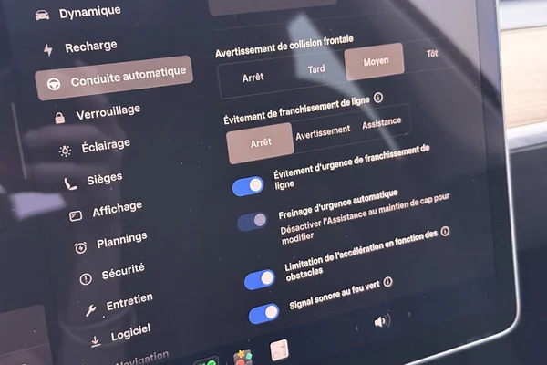 Tesla Model 3 (2023) — foto 6 van 44