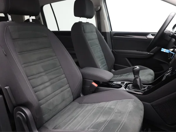 VOLKSWAGEN Touran (2016) — foto 12 van 17